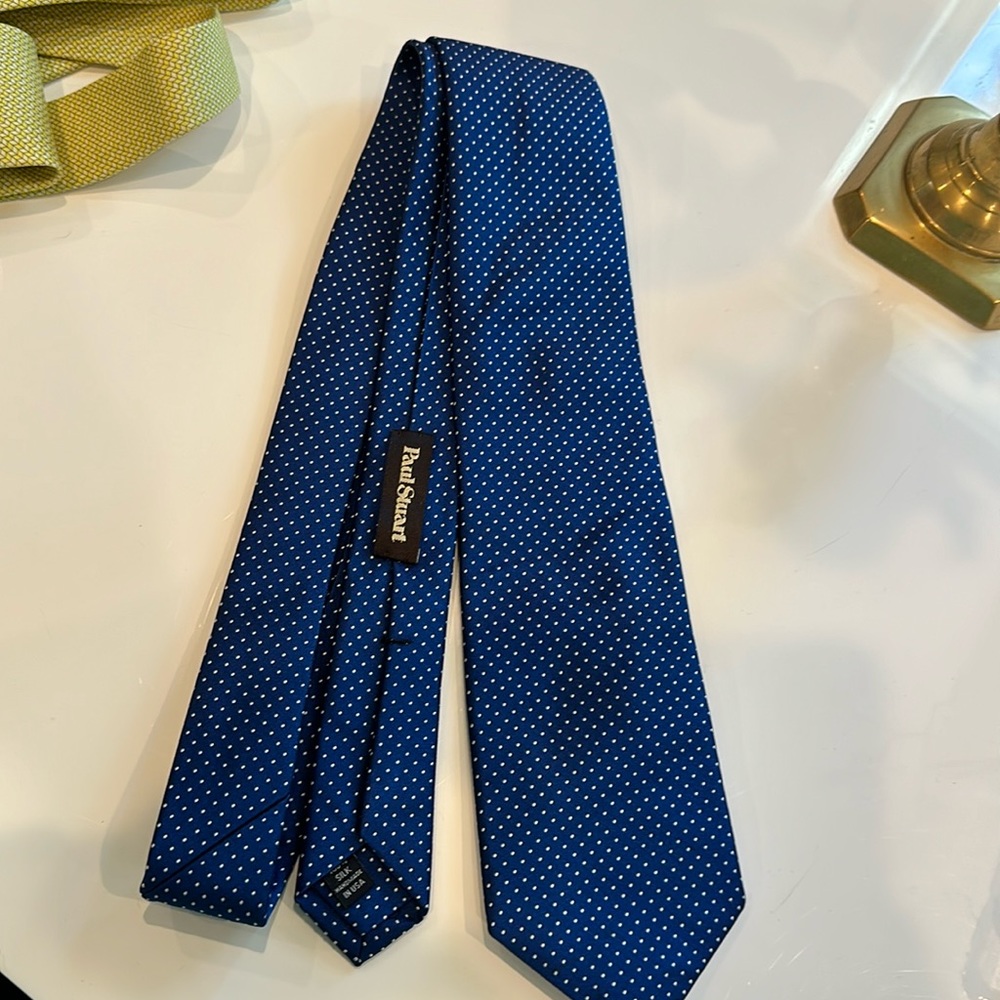 Paul Stuart’s men’s tie